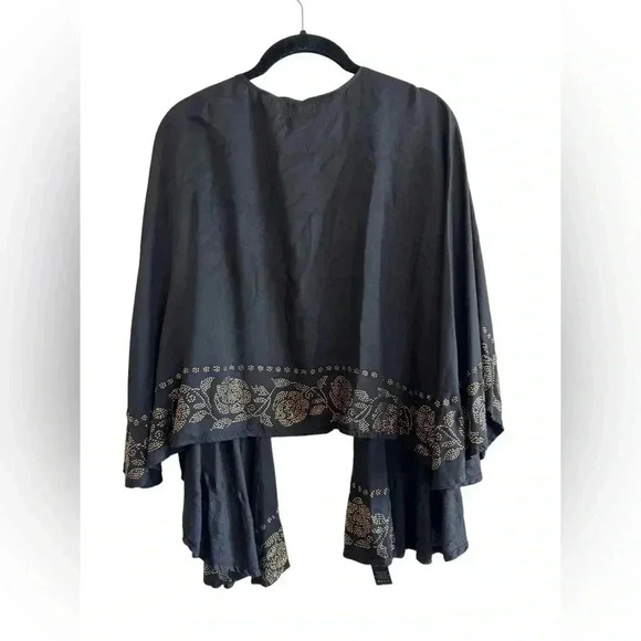 Elizabeth Gillet Kimono - One Size with flowy floral sleeves - Picture 3 of 11